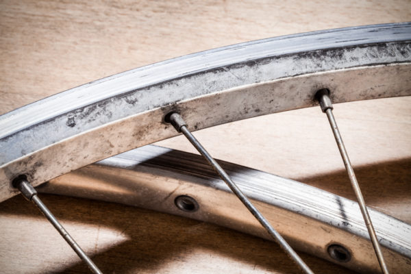 Nicht nur die Fahrradspeiche sondern die Verankerung in Felge und Narbe werden genutzt